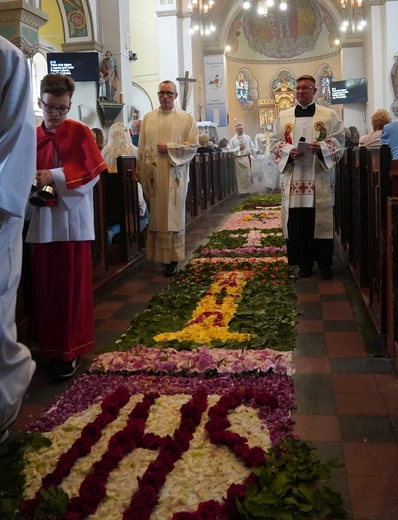 Kwiatowe dywany dla Jezusa - archidiecezja wrocławska