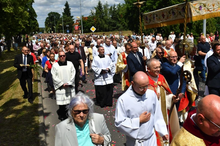 Procesja Bożego Ciała na ulicach Świebodzina