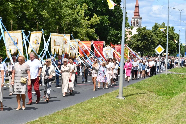 Procesja Bożego Ciała na ulicach Świebodzina