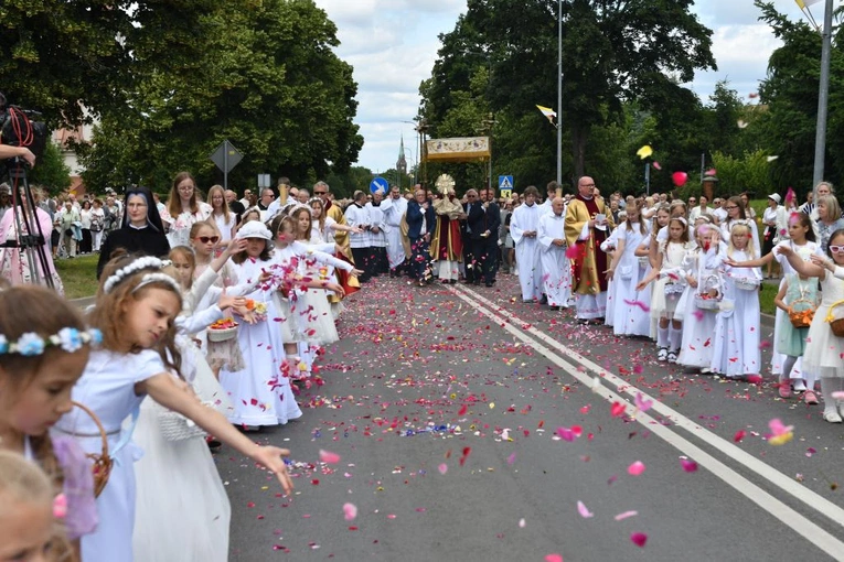 Procesja Bożego Ciała na ulicach Świebodzina