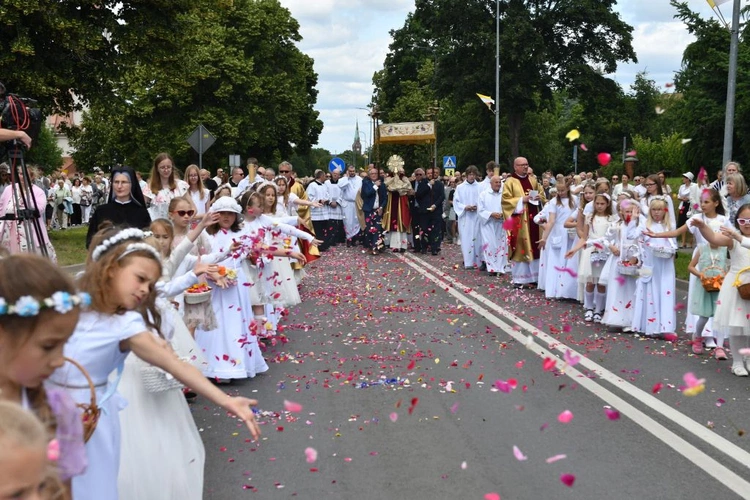 Procesja Bożego Ciała na ulicach Świebodzina