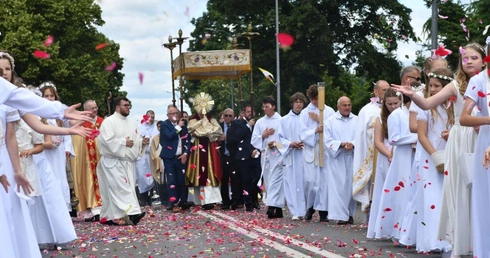 Procesja Bożego Ciała na ulicach Świebodzina