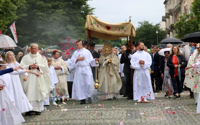Procesja eucharystyczna przeszła od kościoła katedralnego do fary.