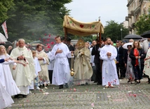 Procesja eucharystyczna przeszła od kościoła katedralnego do fary.