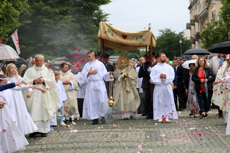 Procesja eucharystyczna przeszła od kościoła katedralnego do fary.