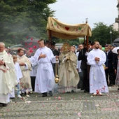 Procesja eucharystyczna przeszła od kościoła katedralnego do fary.