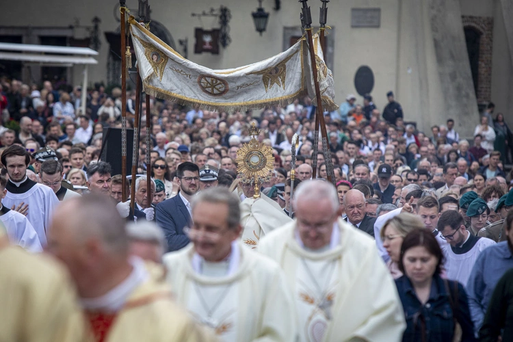 Boże Ciało. Procesja do czterech ołtarzy