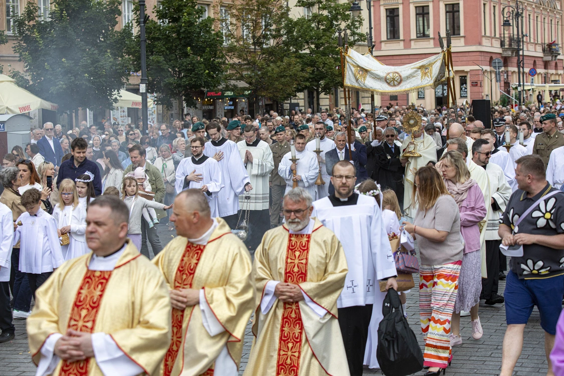 Boże Ciało. Procesja do czterech ołtarzy