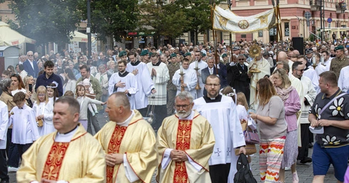 Boże Ciało. Procesja do czterech ołtarzy