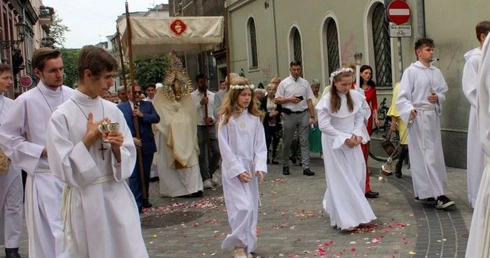 Bp Oder: W świecie, który karmi niepokojem, Eucharystia mówi: "Nie bój się, bo Jezus żyje"