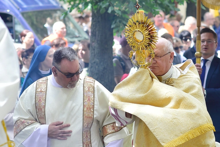 Olsztyn. Centralna procesja Bożego Ciała