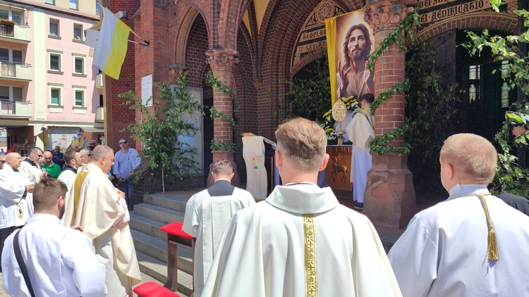 Procesja w centrum Legnicy