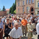 Procesja w centrum Legnicy