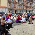 Procesja w centrum Legnicy