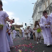 Boże Ciało 2025 w Bielsku-Białej - procesja z katedry św. Mikołaja do kościoła Opatrzności Bożej 