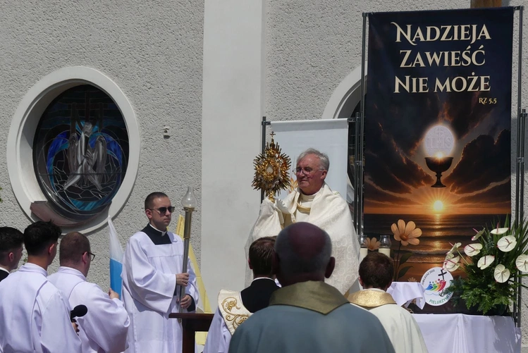 Pierwszy ołtarz przy kościele Trójcy Przenajświętszej.