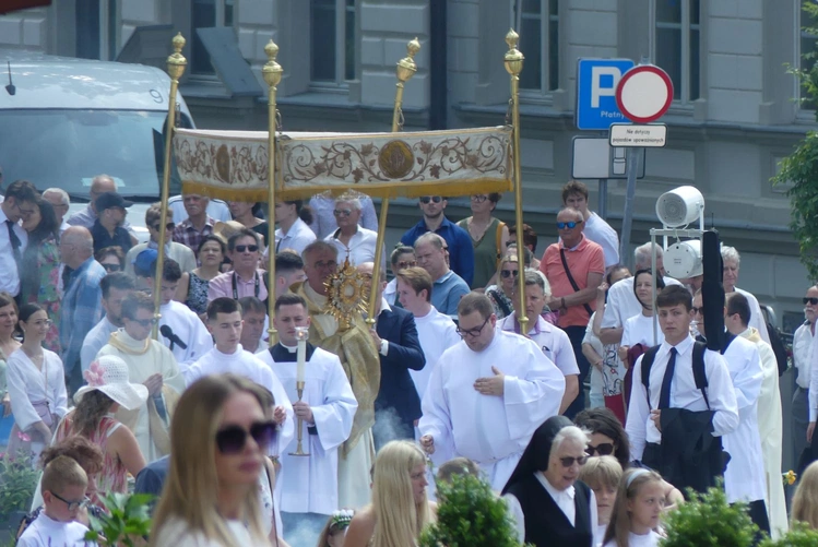 Procesja Bożego Ciała z katedry św. Mikołaja w Bielsku do kościoła Opatrzności Bożej w Białej.