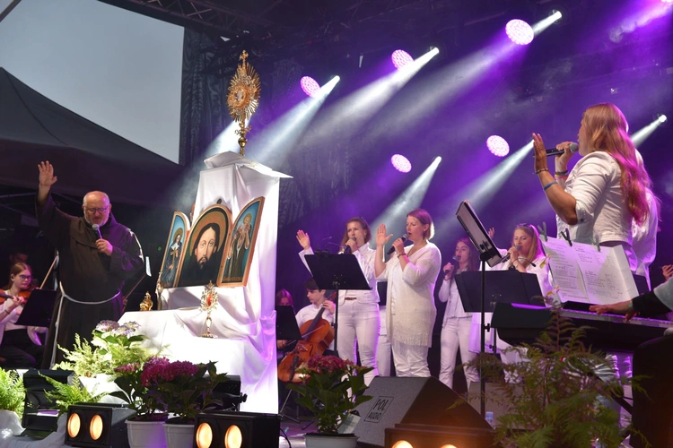 Uwielbienie w Zakliczynie