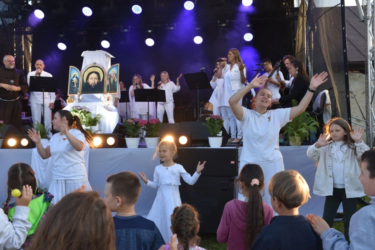 Uwielbienie w Zakliczynie