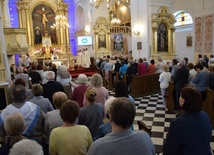 Modliły się za kapłanów