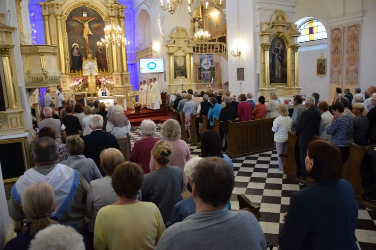 Modliły się za kapłanów