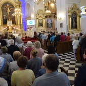 Modliły się za kapłanów