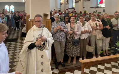 Róże pobłogosławił ks. Jacek Kucharski.
