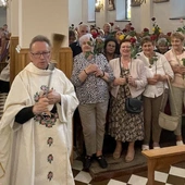 Róże pobłogosławił ks. Jacek Kucharski.