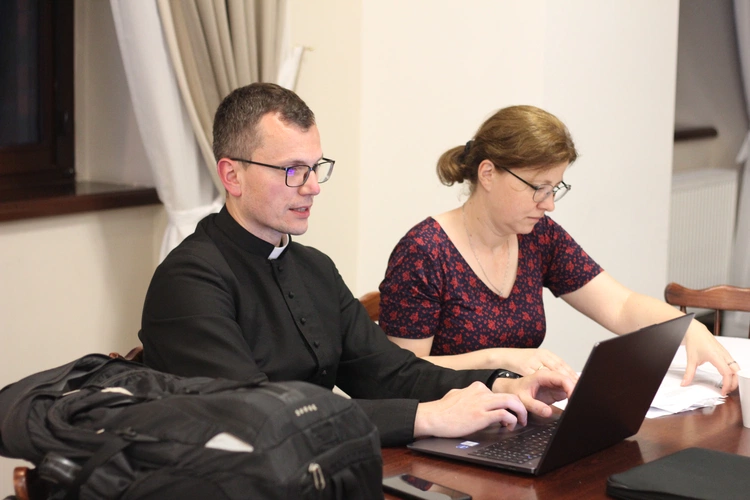 Głosowanie członków komisji synodalnych nad dokumentem roboczym (koniec etapu wiosennego)