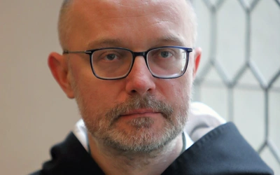 Nie tylko kamienie. Czy protesty pod kuriami pomagają skrzywdzonym w Kościele?