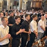 Klerycy podczas Mszy świętej