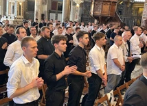 Klerycy podczas Mszy świętej