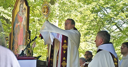 Modlitwę poprzedziło powitanie pielgrzymów. Następnie odbyła się krótka adoracja, a po niej liturgia.