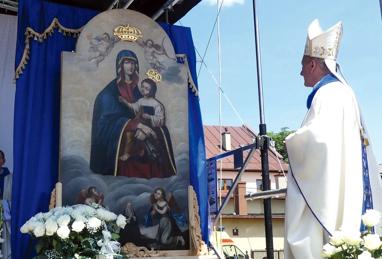 Bp Roman Pindel ukoronował obraz Pani Andrychowskiej.