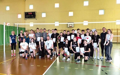 Uczestnicy tegorocznej sportowej rywalizacji na boisku. 