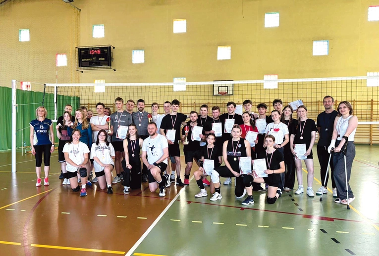 Uczestnicy tegorocznej sportowej rywalizacji na boisku. 