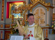  Ksiądz P. Góra dzielił się swoim doświadczeniem mocy modlitwy w pierścieckim sanktuarium.
