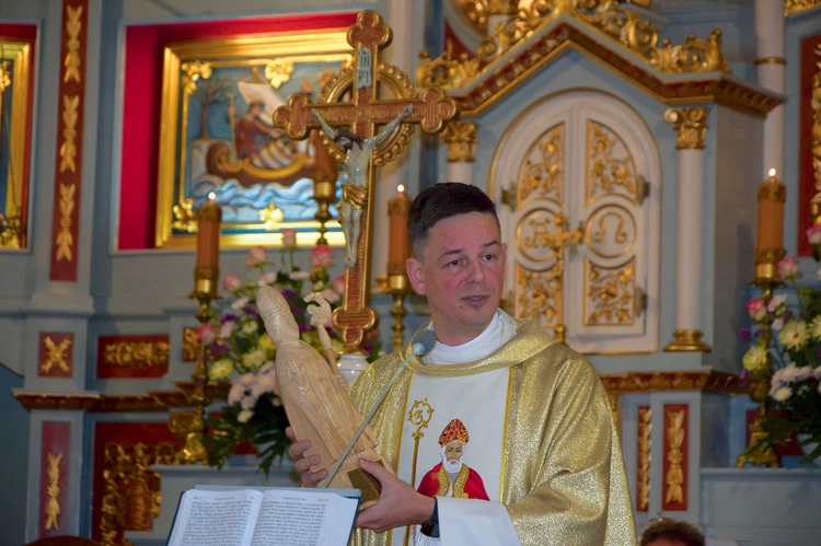  Ksiądz P. Góra dzielił się swoim doświadczeniem mocy modlitwy w pierścieckim sanktuarium.