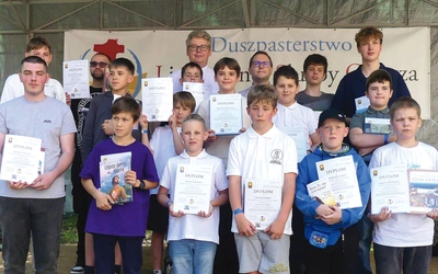 Przedstawiciele grupy Ministrantów Roku 2025 z duszpasterzami. 