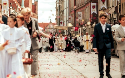 W celebracji uczestniczyły tłumy wiernych. 