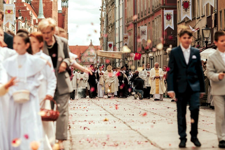 W celebracji uczestniczyły tłumy wiernych. 