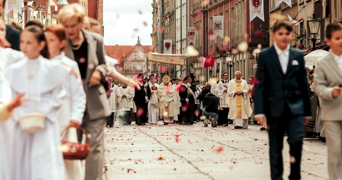 W celebracji uczestniczyły tłumy wiernych. 