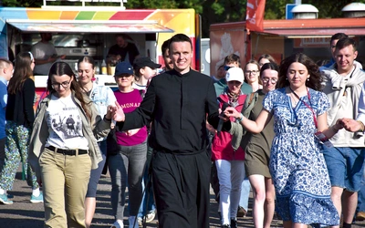 Jeden z gości festiwalu – ks. Rafał Główczyński SDS, znany jako Ksiądz z Osiedla – porwał młodych do poloneza, który stal się już tradycją organizowanych przez niego imprez ewangelizacyjnych pod warszawskim mostem Świętokrzyskim.