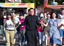 Jeden z gości festiwalu – ks. Rafał Główczyński SDS, znany jako Ksiądz z Osiedla – porwał młodych do poloneza, który stal się już tradycją organizowanych przez niego imprez ewangelizacyjnych pod warszawskim mostem Świętokrzyskim.