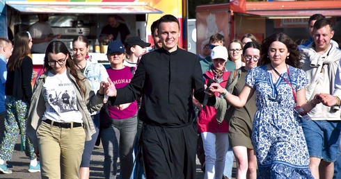 Jeden z gości festiwalu – ks. Rafał Główczyński SDS, znany jako Ksiądz z Osiedla – porwał młodych do poloneza, który stal się już tradycją organizowanych przez niego imprez ewangelizacyjnych pod warszawskim mostem Świętokrzyskim.