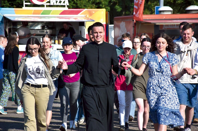 Jeden z gości festiwalu – ks. Rafał Główczyński SDS, znany jako Ksiądz z Osiedla – porwał młodych do poloneza, który stal się już tradycją organizowanych przez niego imprez ewangelizacyjnych pod warszawskim mostem Świętokrzyskim.