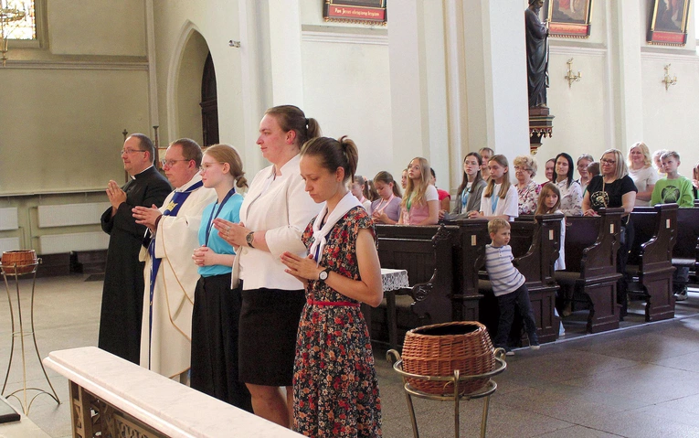 Bp Andrzej Iwanecki pobłogosławił osoby odpowiedzialne za dwa turnusy letnich rekolekcji Dzieci Maryi, które odbędą się w Zakopanem i Rudach.