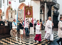 Po Eucharystii wierni zostali zaproszeni do świętowania podczas festynu parafialnego.