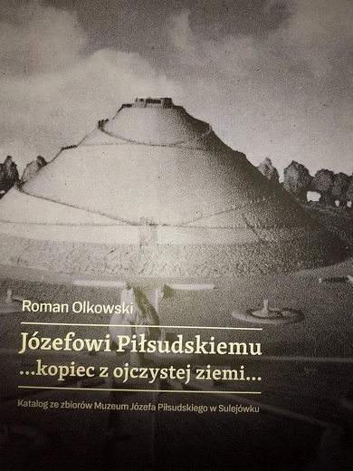 Roman Olkowski, „Józefowi Piłsudskiemu ...kopiec z ojczystej ziemi...”, Sulejówek 2025, Muzeum Józefa Piłsudskiego w Sulejówku, ss. 276.