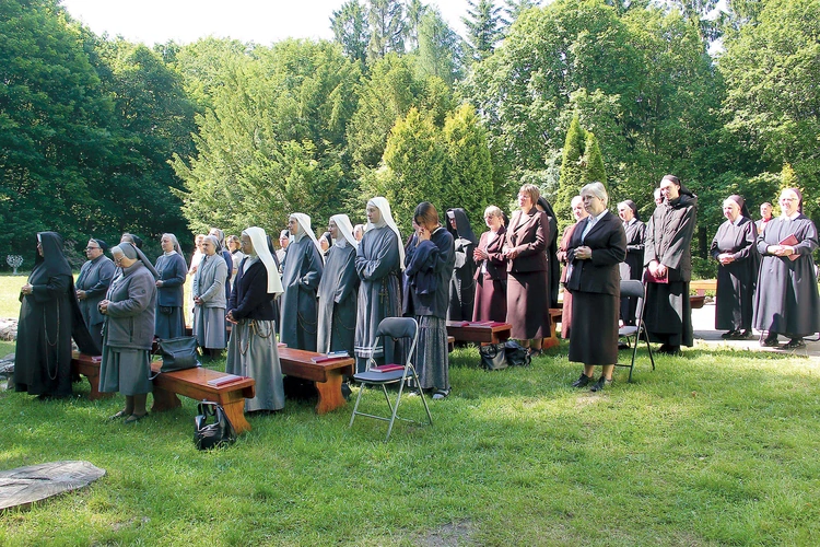 Msza św. sprawowana była na ołtarzu polowym przed sanktuarium. 